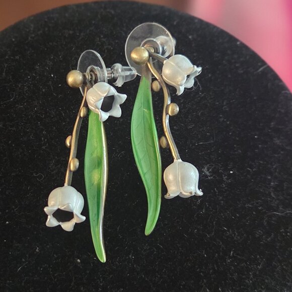 White hanging flower necklace with matching earings new in box - Picture 2 of 4